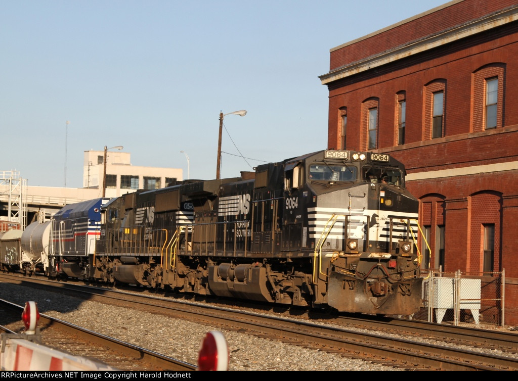 NS 9064 leads train 158 past the signals at Elm